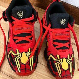 Spider-Man Basketball Shoes Boys/Young Men Size 6.5